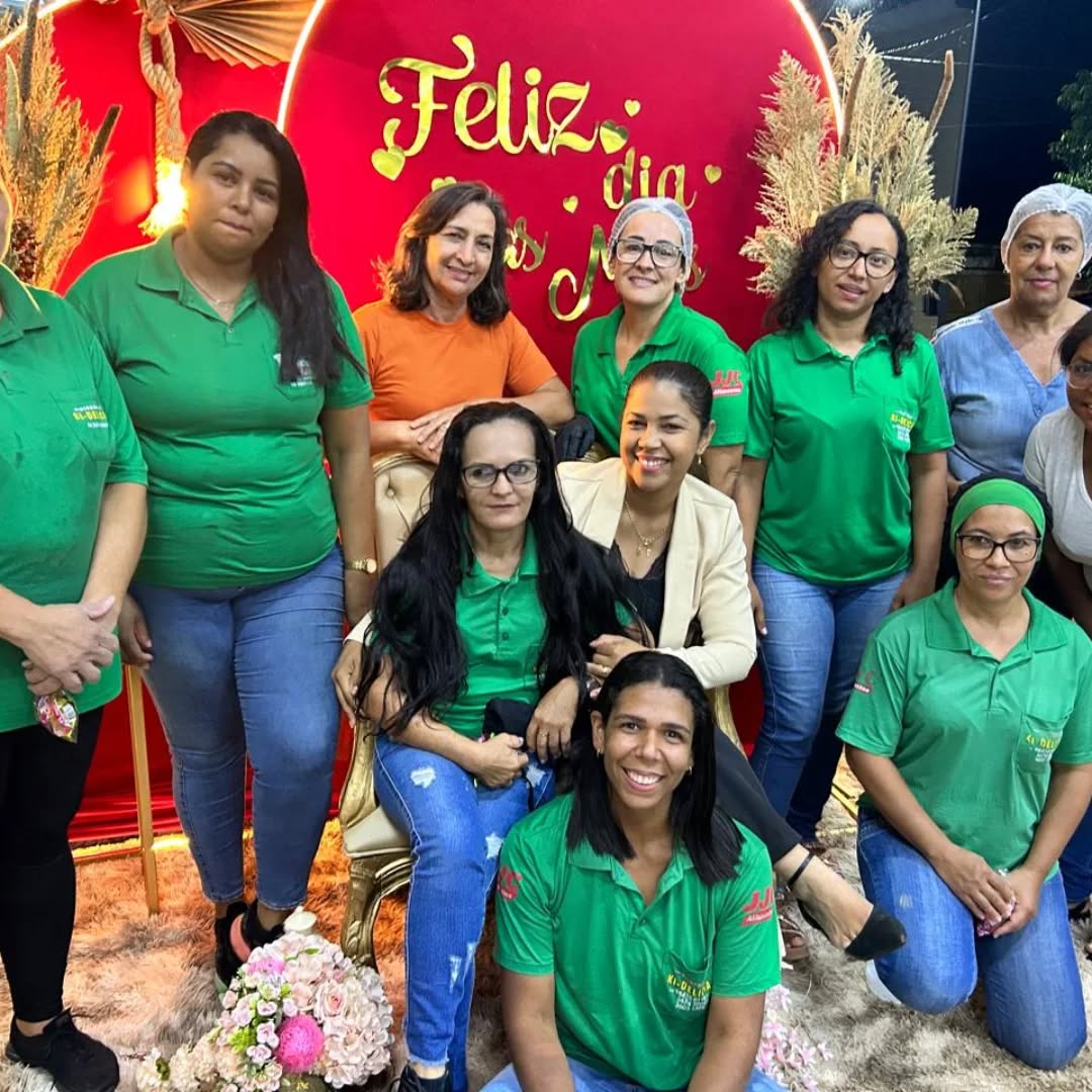 Equipe da Pizzaria Ki-Delícia em uma celebração